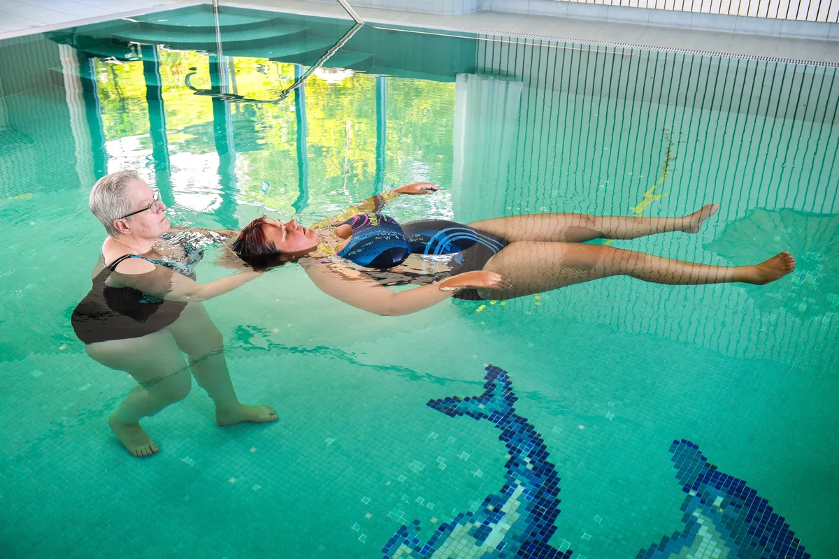 Einige vermissen das alte Therapiebad. (Archiv) Zwei Frauen im Wasser bei einer Therapie